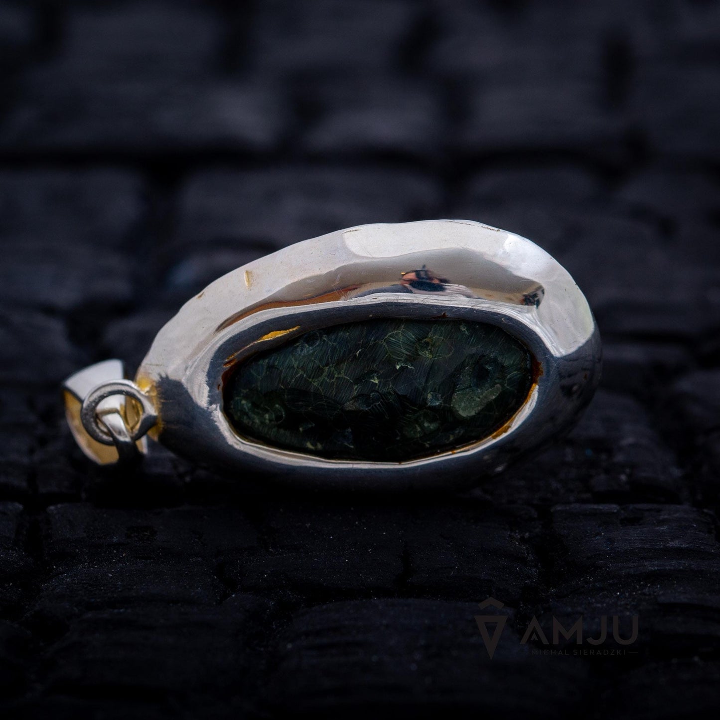 Minimalistic pendant with baby agate geode