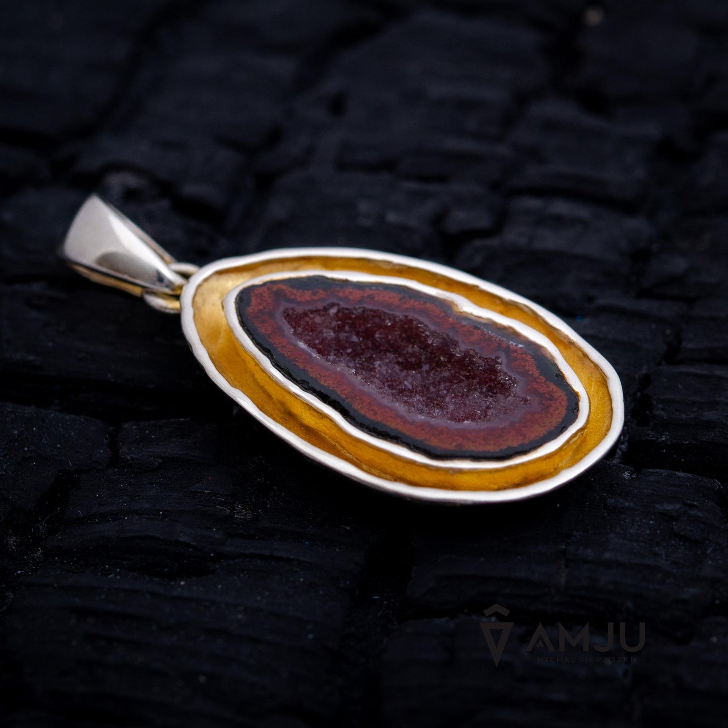 Minimalistic pendant with baby agate geode