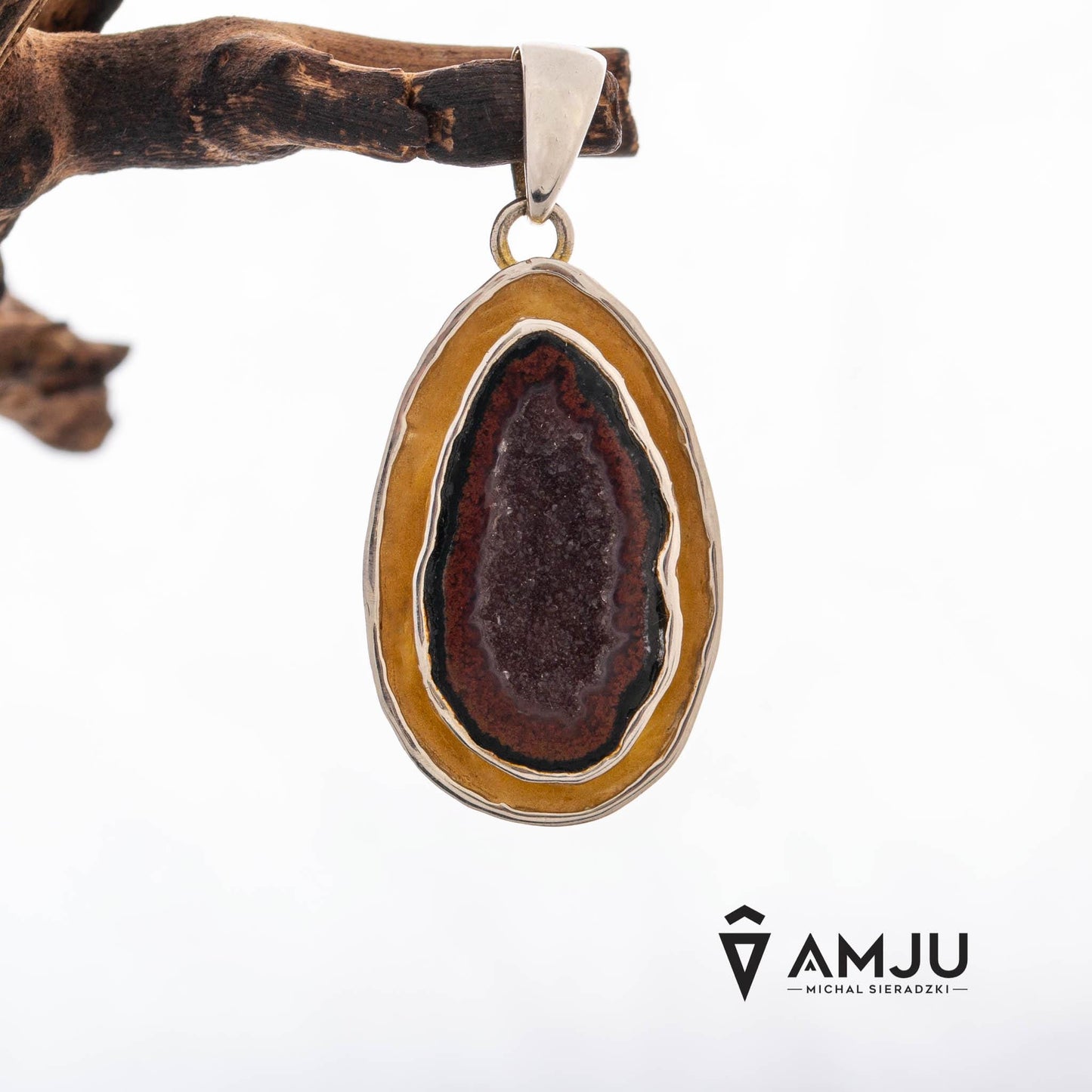 Minimalistic pendant with baby agate geode