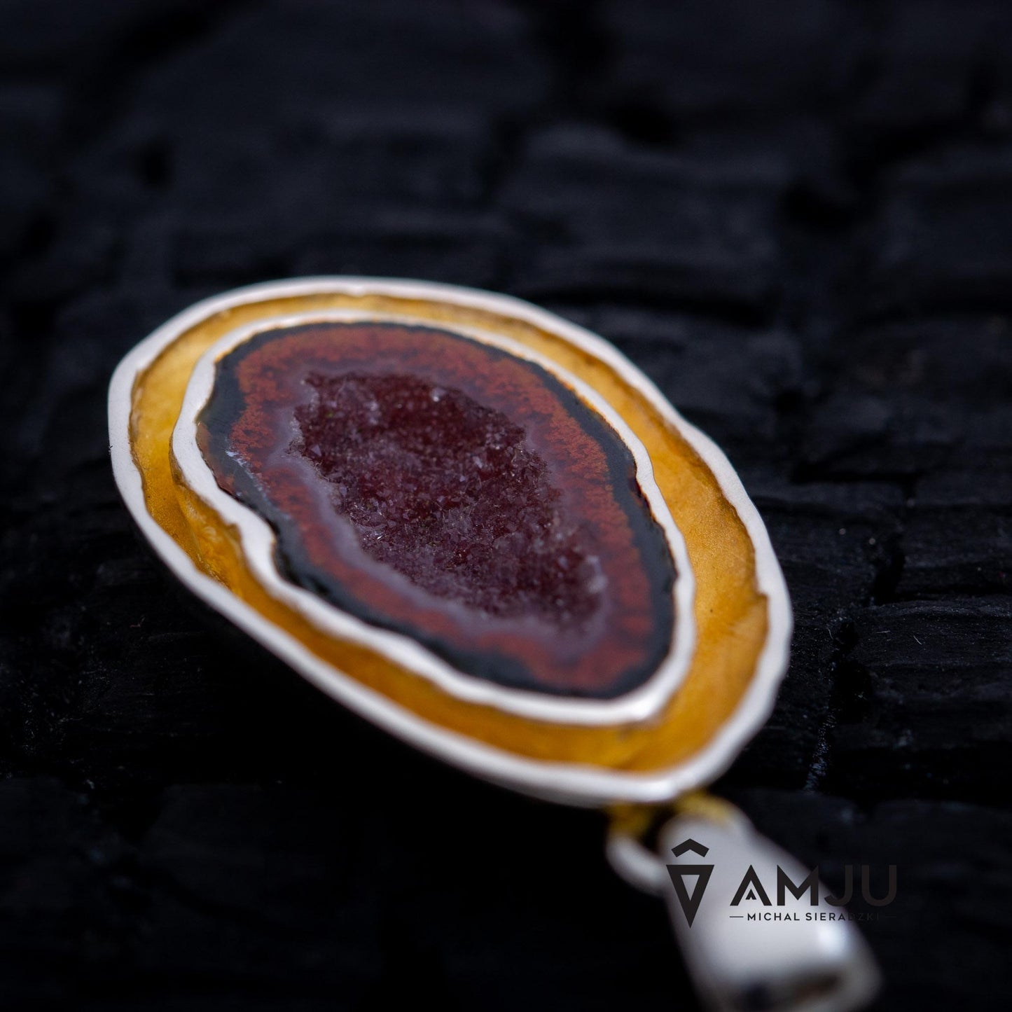 Minimalistic pendant with baby agate geode