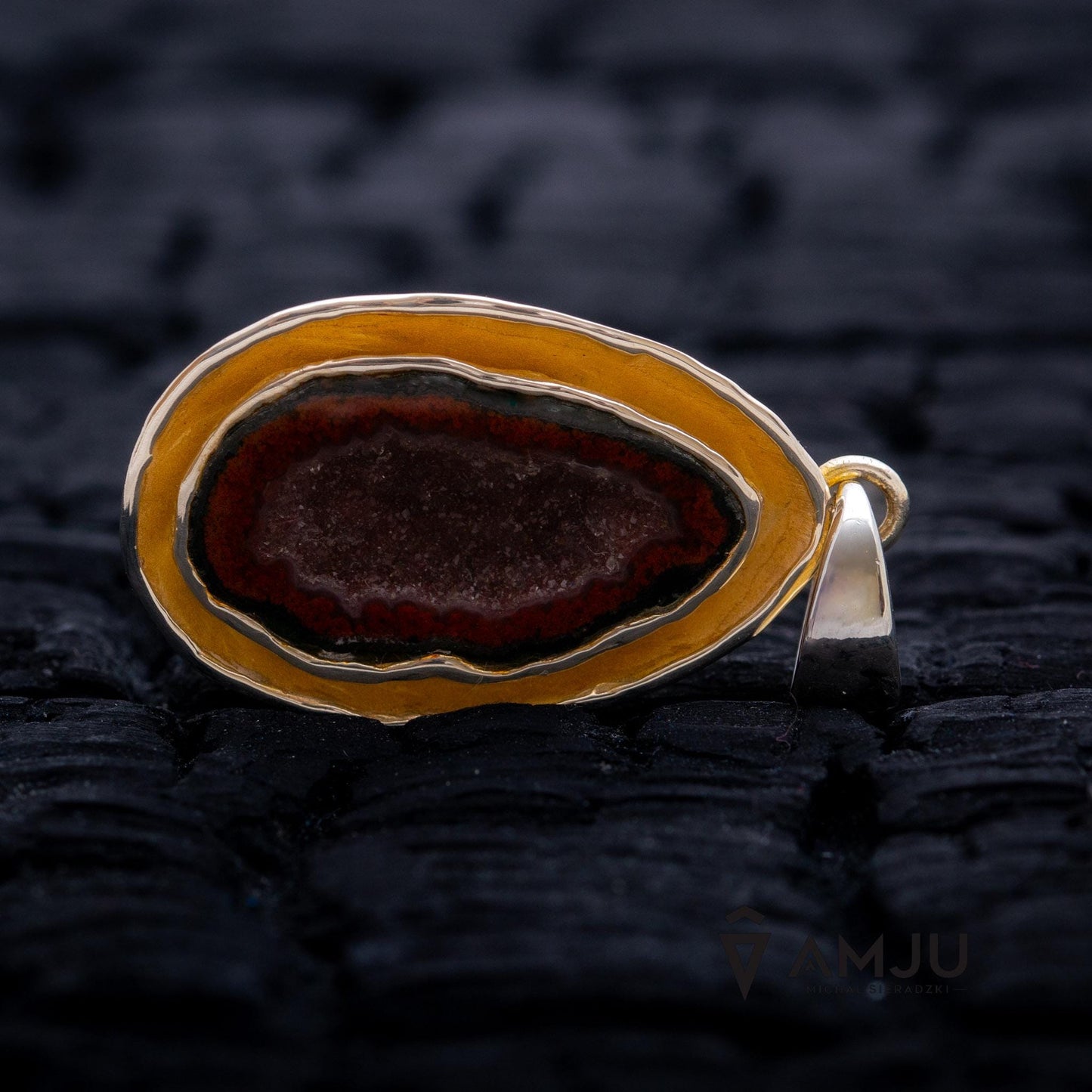 Minimalistic pendant with baby agate geode