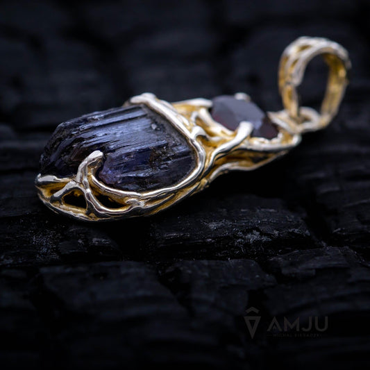 Raw Tanzanite crystal with oval cut Garnet