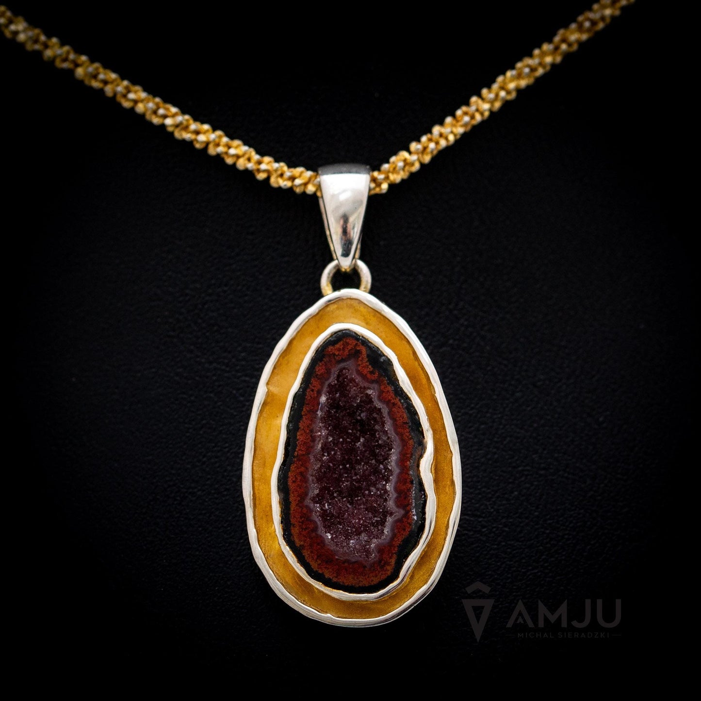 Minimalistic pendant with baby agate geode